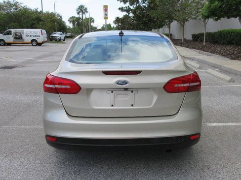 Used 2018 Ford Focus SE FWD image 4