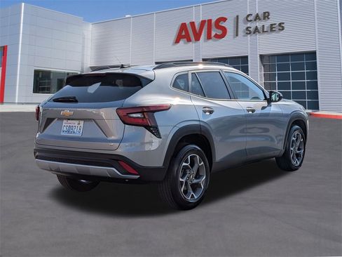 Used 2025 Chevrolet Trax LT w/ LT Convenience Package image 6