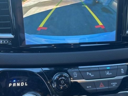 Used 2025 Chrysler Pacifica Select image 11