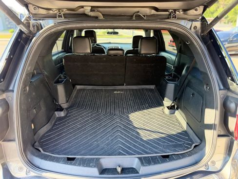 Used 2018 Ford Explorer XLT w/ Equipment Group 202A AWD/4WD image 9