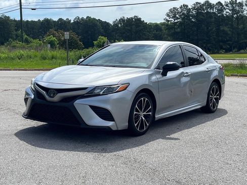 Used 2018 Toyota Camry SE FWD image 2