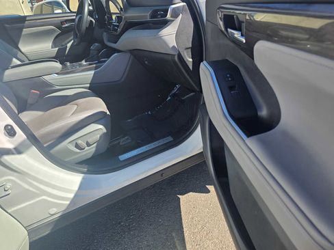 Used 2023 Toyota Highlander Limited image 10