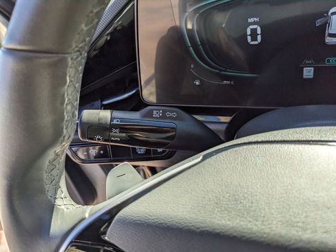 Certified 2025 Kia Niro EX image 32