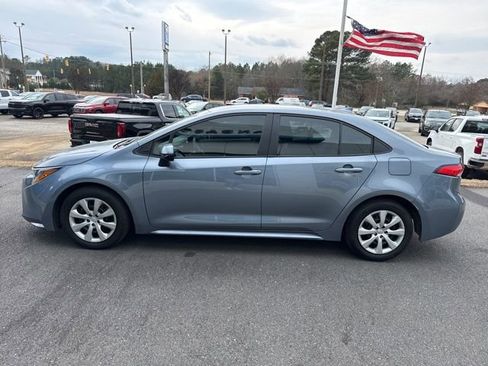 Used 2025 Toyota Corolla LE w/ Convenience Package image 4