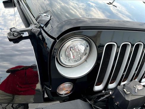 Used 2017 Jeep Wrangler Unlimited Sahara w/ Connectivity Group AWD/4WD image 31