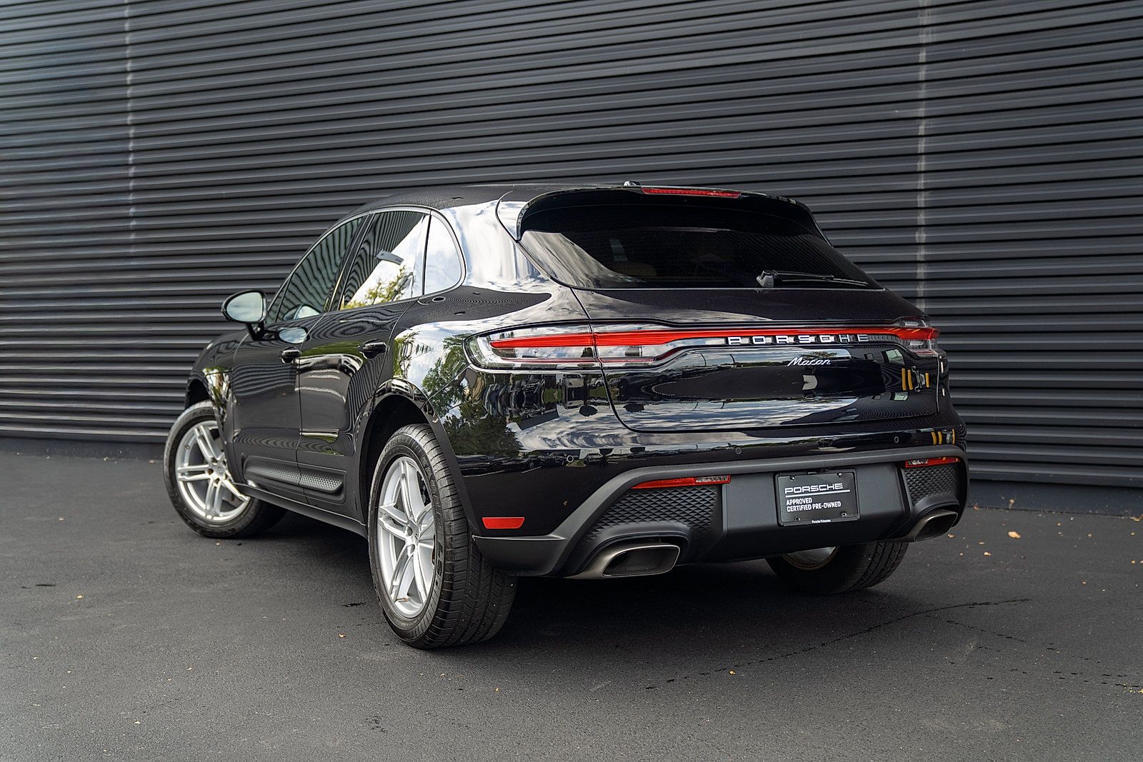 Used 2023 Porsche Macan AWD/4WD image 3