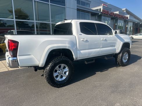 Used 2021 Toyota Tacoma SR5 AWD/4WD image 5