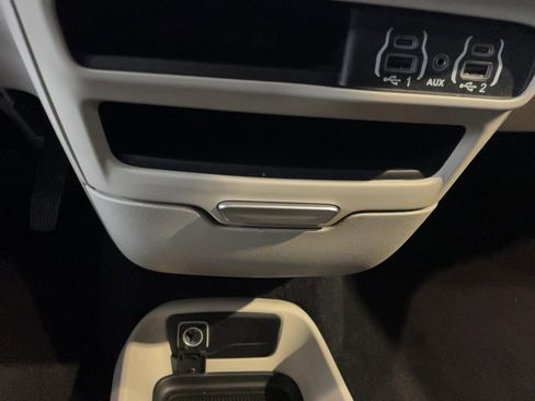 Used 2022 Chrysler Voyager LX FWD image 15