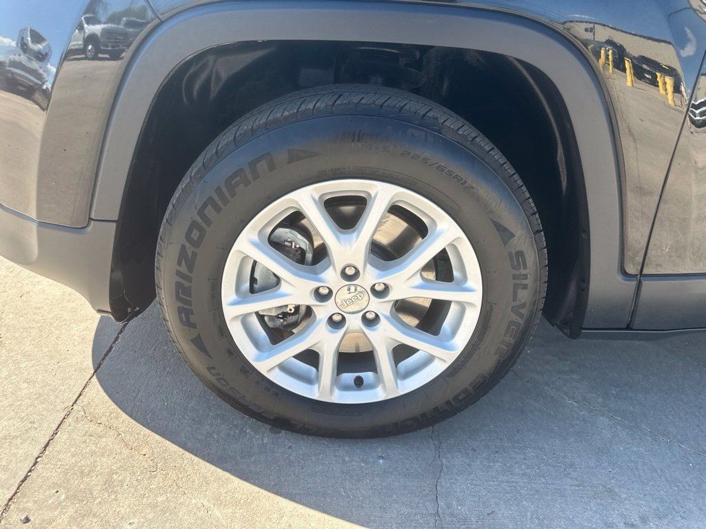 Used 2018 Jeep Cherokee Latitude Plus w/ Cold Weather Group AWD/4WD image 40