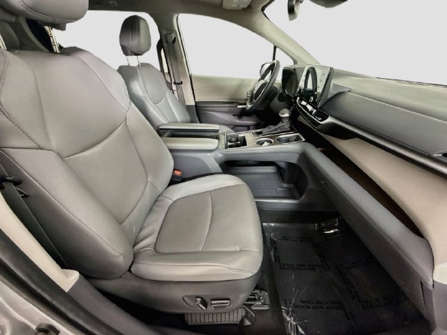 Certified 2024 Toyota Sienna XLE FWD image 31