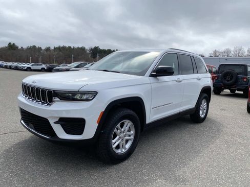 Certified 2025 Jeep Grand Cherokee Laredo w/ Luxury Tech Group I AWD/4WD image 8