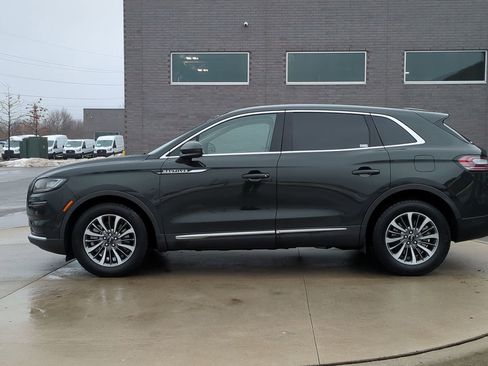 Used 2022 Lincoln Nautilus Reserve AWD/4WD image 2