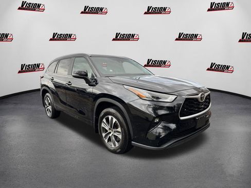 Used 2024 Toyota Highlander XLE image 3