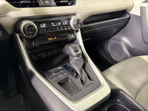 Used 2020 Toyota RAV4 XLE Premium image 17