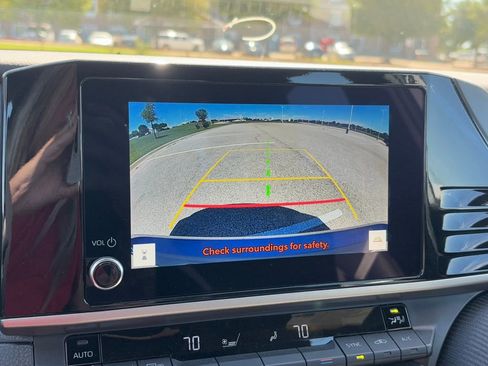 Used 2025 Toyota Camry SE image 9