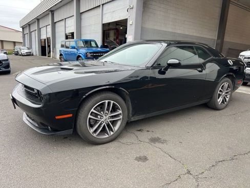 Used 2019 Dodge Challenger SXT image 3