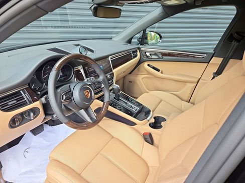 Certified 2026 Porsche Macan image 4