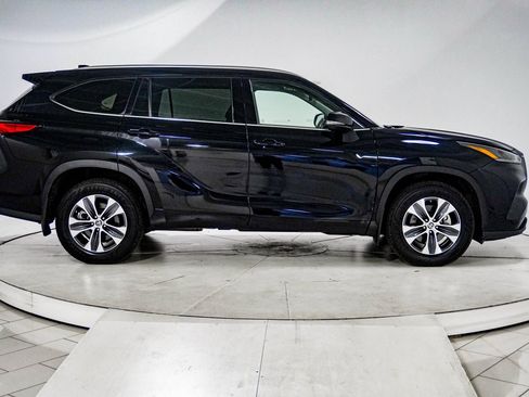 Used 2021 Toyota Highlander XLE AWD/4WD image 13