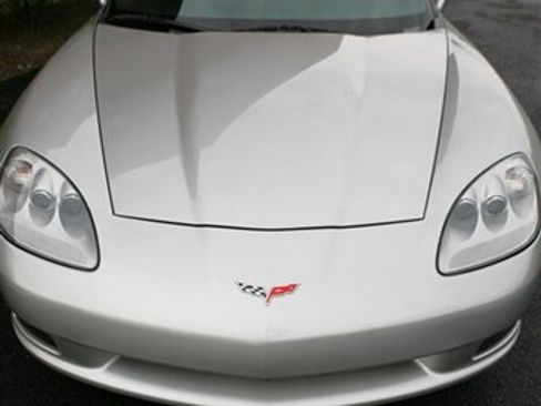 Used 2007 Chevrolet Corvette Coupe w/ Performance Package RWD image 3
