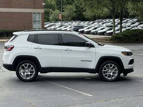 Used 2023 Jeep Compass Latitude w/ Sun and Sound Group AWD/4WD image 9