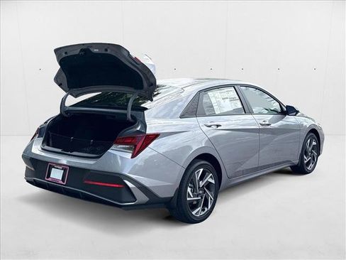 New 2025 Hyundai Elantra SEL image 2