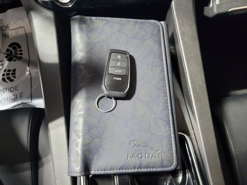 Used 2018 Jaguar F-PACE image 33