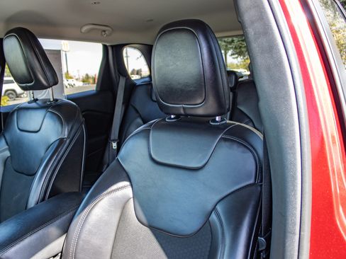 Used 2019 Jeep Cherokee Latitude Plus AWD/4WD image 29