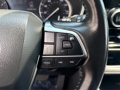 Used 2021 Toyota Highlander XLE AWD/4WD image 36