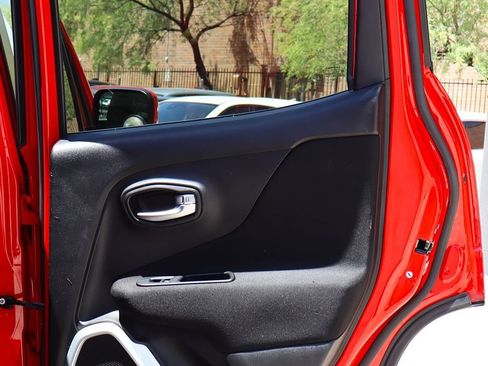 Used 2018 Jeep Renegade Latitude FWD image 26
