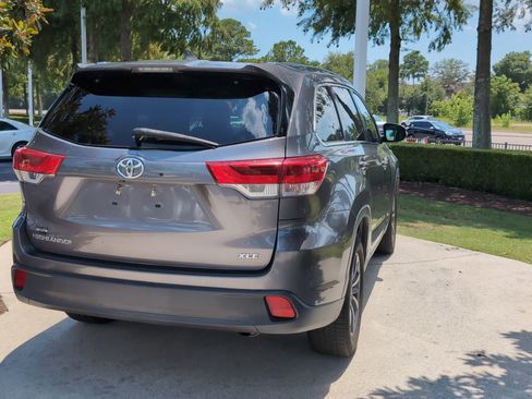 Used 2019 Toyota Highlander XLE FWD image 10