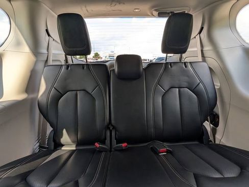 Used 2023 Chrysler Pacifica Touring-L FWD image 29