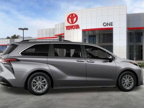 New 2026 Toyota Sienna XLE image 12