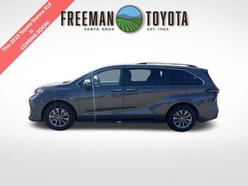 Used 2025 Toyota Sienna XLE FWD image 1