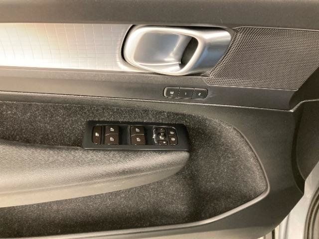Used 2019 Volvo XC40 T5 Momentum AWD/4WD image 32