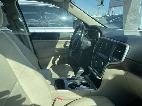 Used 2018 Jeep Grand Cherokee Laredo RWD image 4