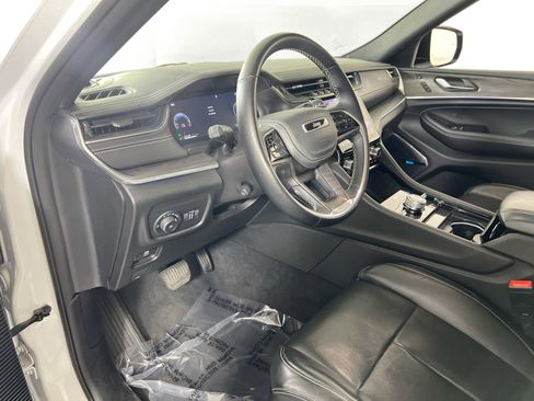 Used 2022 Jeep Grand Cherokee Overland w/ Luxury Tech Group IV AWD/4WD image 9