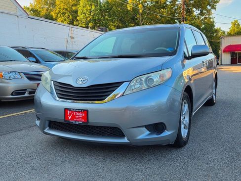Used 2011 Toyota Sienna LE FWD image 1
