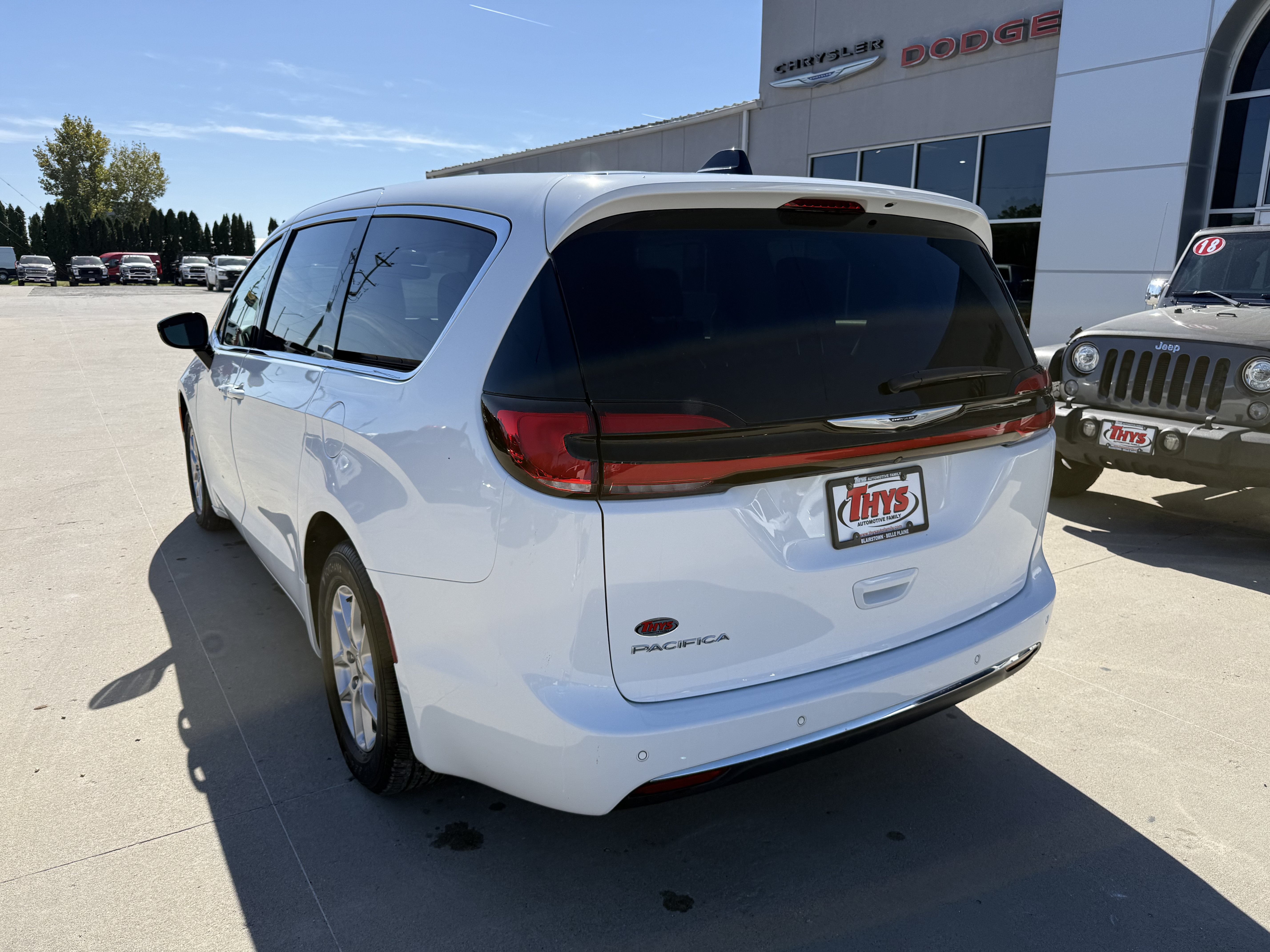 Used 2024 Chrysler Pacifica Touring-L FWD image 37