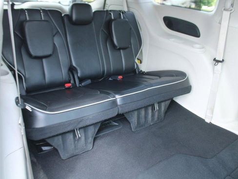Used 2023 Chrysler Pacifica Limited image 13