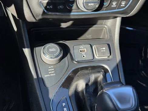 Used 2019 Jeep Cherokee Limited image 13