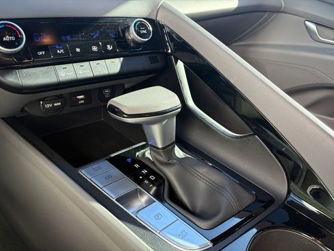 Used 2024 Hyundai Elantra Blue image 27