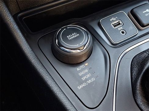 Used 2020 Jeep Cherokee Latitude Plus w/ Comfort/Convenience Group image 25