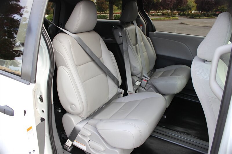 Used 2020 Toyota Sienna L FWD image 17