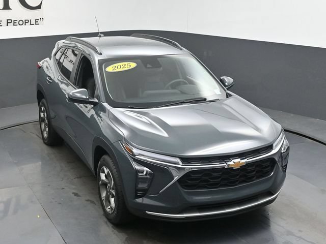 Used 2025 Chevrolet Trax LT FWD image 48