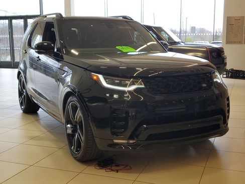 Used 2025 Land Rover Discovery Dynamic SE image 1