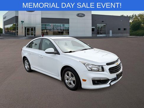 Used 2016 Chevrolet Cruze LT w/ Sun And Sound Package FWD image 2
