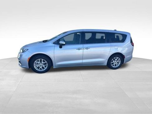 Used 2023 Chrysler Pacifica Touring-L FWD image 2