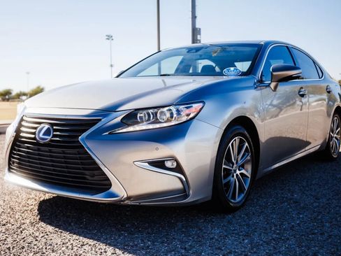 Used 2017 Lexus ES 300h w/ Luxury Package image 3