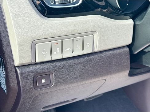 Used 2018 Kia Sedona SX Limited image 11