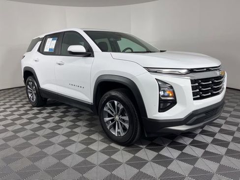 Used 2025 Chevrolet Equinox LT image 2